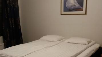 2 bedrooms, desk, iron/ironing board, WiFi