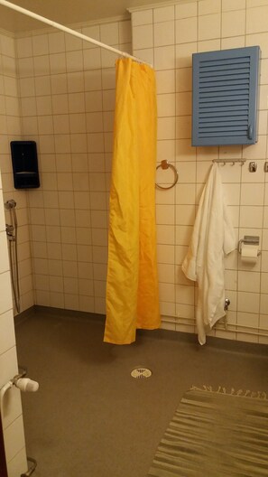 Sèche-cheveux, serviettes fournies, shampoing, papier toilette