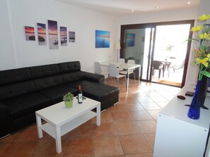 Een smart-tv, een dvd-speler, een tafeltennistafel en boeken