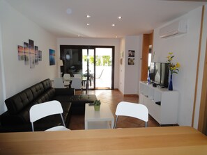 Smart TV, lettore DVD, tavolo da ping pong, libri