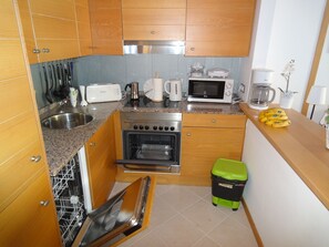 Een koelkast, een microgolfoven, een oven, een kookplaat
