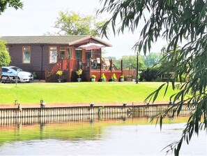 Exterior - Riverside Wooden Lodge, Stratford-upon-Avon (Stratford-upon-Avon)