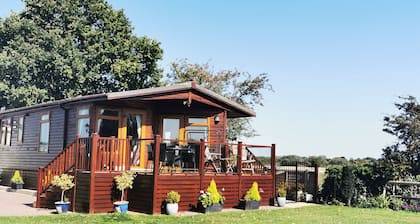 Riverside Wooden Lodge, Stratford-upon-Avon