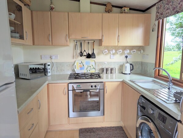 Fridge, microwave, oven, stovetop - Riverside Wooden Lodge with amazing views of the River Avon, Stratford-upon-Avon (Stratford-upon-Avon)