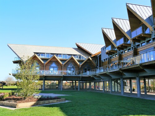 Riverside Wooden Lodge with amazing views of the River Avon, Stratford-upon-Avon