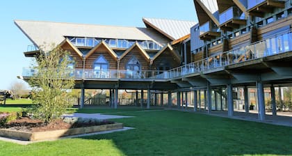 Riverside Wooden Lodge with amazing views of the River Avon, Stratford-upon-Avon