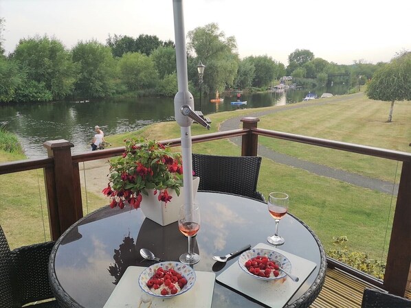Outdoor dining - Riverside Wooden Lodge with amazing views of the River Avon, Stratford-upon-Avon (Stratford-upon-Avon)