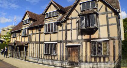 Riverside Wooden Lodge, Stratford-upon-Avon
