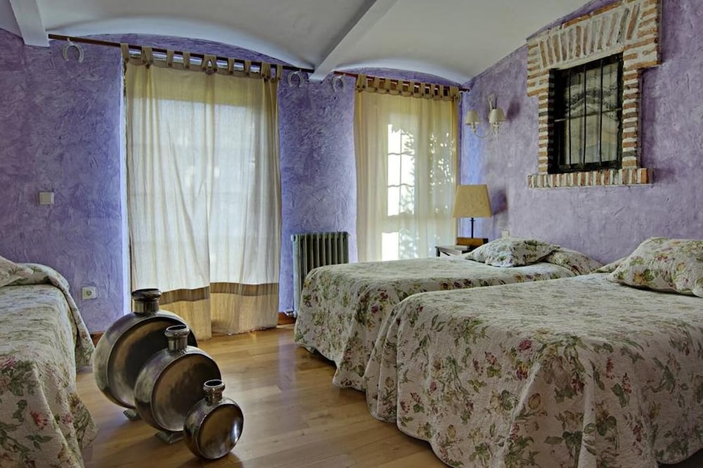 Country house - 5 people: Charming country house with beautiful views of the garden