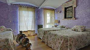 2 bedrooms, travel crib, internet - Country house - 5 people:  Charming country house with beautiful views of the garden (Olmedo)