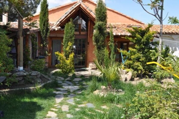 Exterior - Country house - 5 people:  Charming country house with beautiful views of the garden (Olmedo)