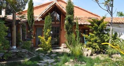 Country house - 5 people: Charming country house with beautiful views of the garden