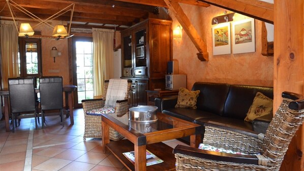 Una televisión, una chimenea