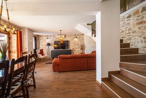 Fernseher, Kamin