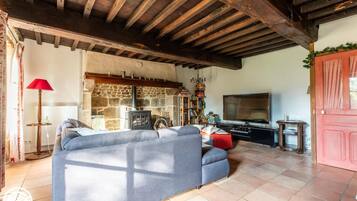 TV connectée, lecteur de DVD, baby-foot, livres