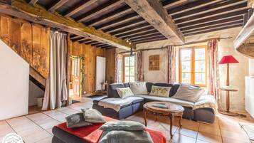 TV connectée, lecteur de DVD, baby-foot, livres