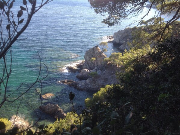 A coastal landscape with rocky cliffs and clear blue water. - Charming studio with sea view (Hyères)