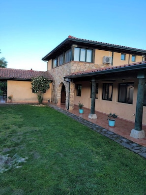 Unclassified image, 4 of 29, button