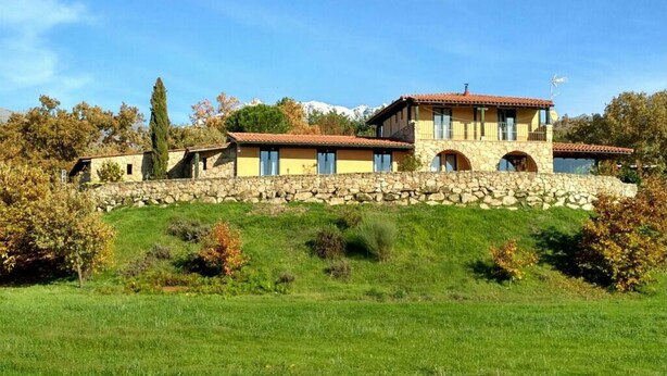 A large, two-story stone house with a stone wall foundation, multiple windows, and a tiled roof. - Fantastic rural house "Amaltea" in Candeleda (Candeleda)