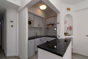 Fridge, microwave, oven, stovetop - Club Atlantis 35 - One Bed with pool and sea view (Adeje)