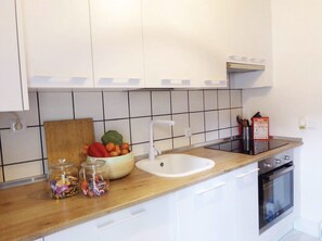 Frigorífico, microondas, horno y placa de cocina