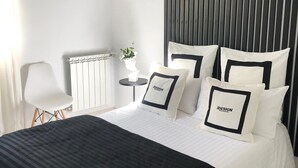 A modern bedroom with a large bed, white bedding, and black accents. - BEAUTIFUL DESIGN FLOOR IN THE CENTER OF AVILA FOR 6 PEOPLE (Ávila)