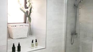 Een bad, gratis toiletartikelen, een haardroger, een bidet