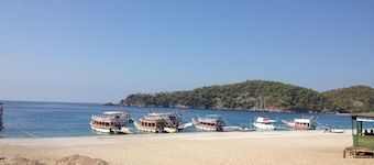 Spacious 5-Bed Villa with Private Pool, Games Area & 5-Min Walk to Hisarönü