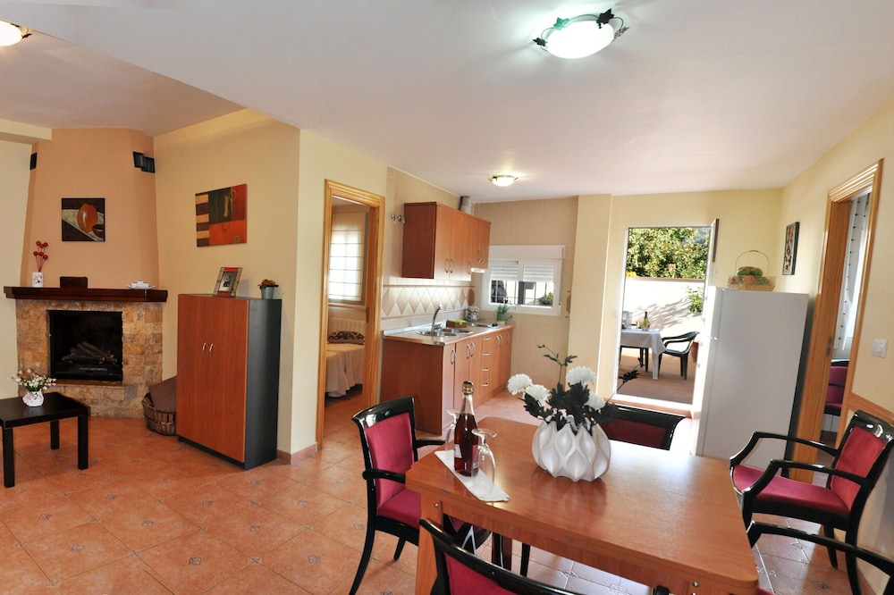 Rural Gitejar apartment with fireplace, next to Sierra Nevada.