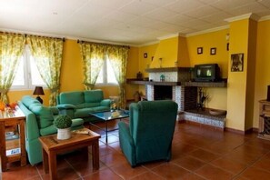 TV, fireplace - Self catering Dehesa Tres Riveros for 8 people (Herrera de Alcántara)