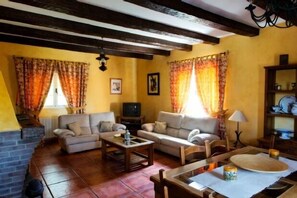 TV, fireplace - Self catering Dehesa Tres Riveros for 8 people (Herrera de Alcántara)