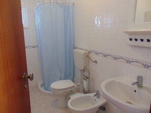 Douche, bidet, serviettes fournies, savon