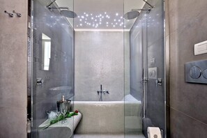 Ensemble baignoire-douche, séchoir à cheveux, bidet, serviettes fournies