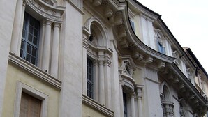 Un edificio de arquitectura clásica, con columnas, ventanas arqueadas y molduras decorativas.