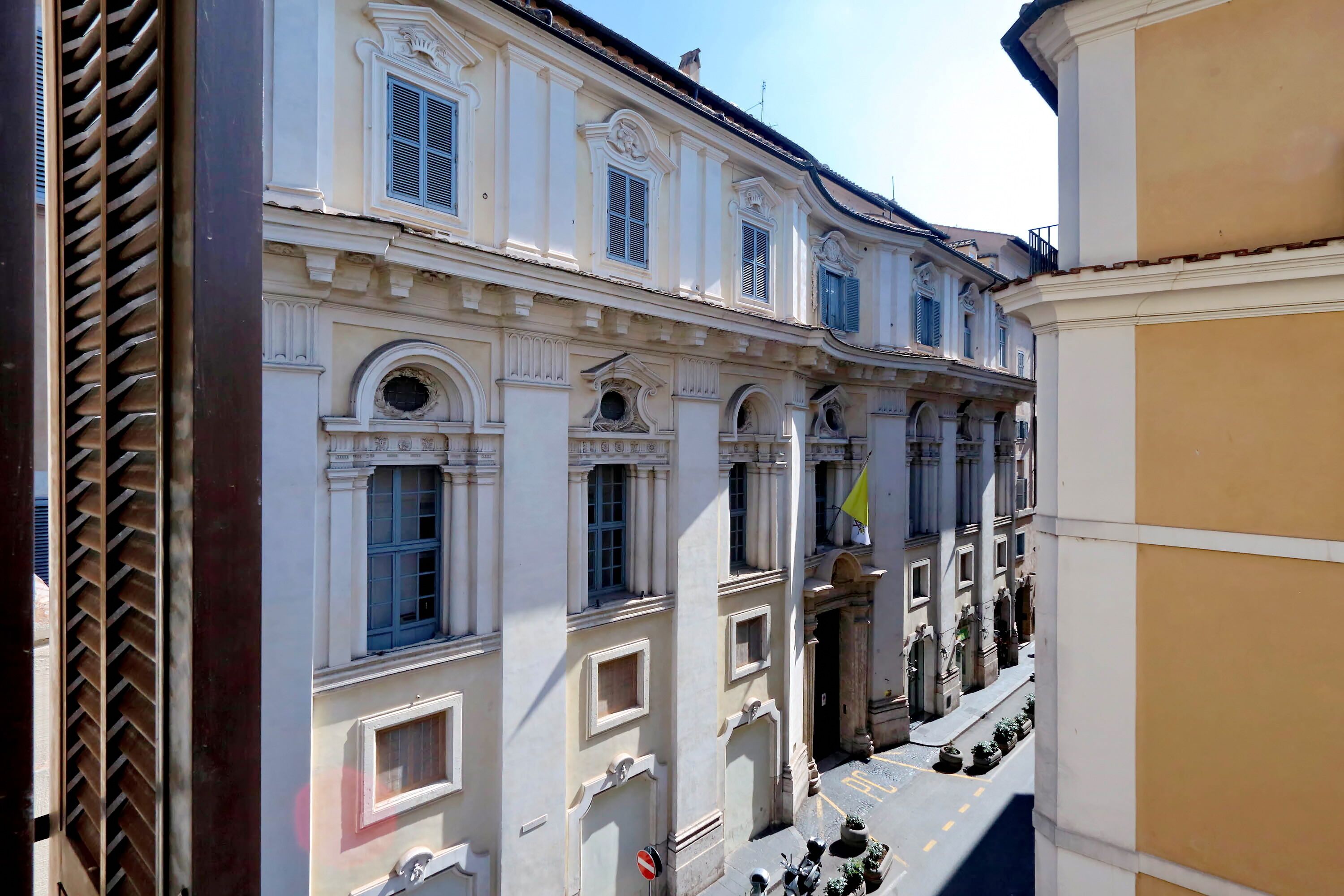 Un edificio histórico de arquitectura clásica, con múltiples ventanas y una entrada central.