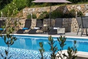 Pool - Villa NiMa offers its guests the peaceful vacation far away from crowd and noise (Brela)