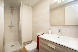 Douche, sĂšche-cheveux, serviettes fournies, savon