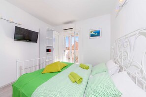 Een strijkplank/strijkijzer, gratis wifi, beddengoed