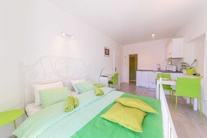 Iron/ironing board, free WiFi, bed sheets - New Studio Olive for 2 - sea view, large balcony (Bol)