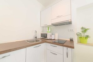 Kühlschrank, Mikrowelle, Herdplatte, Geschirrspüler