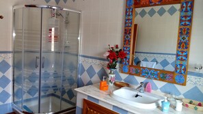 Hair dryer, towels, soap, shampoo - Rural house Egypt in Guadamur TOLEDO at 12 k from the theme park PUYDU FOU  (Guadamur)