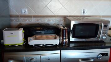 Geladeira, micro-ondas, fogão, cooktop