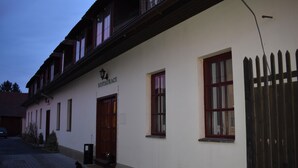 Un edificio con un letrero que dice "RESTAURANT" y una valla de madera.