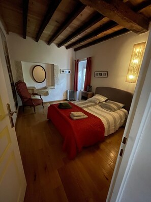 4 dormitoris, planxa i posts de planxar, wifi gratuïta i roba de llit 