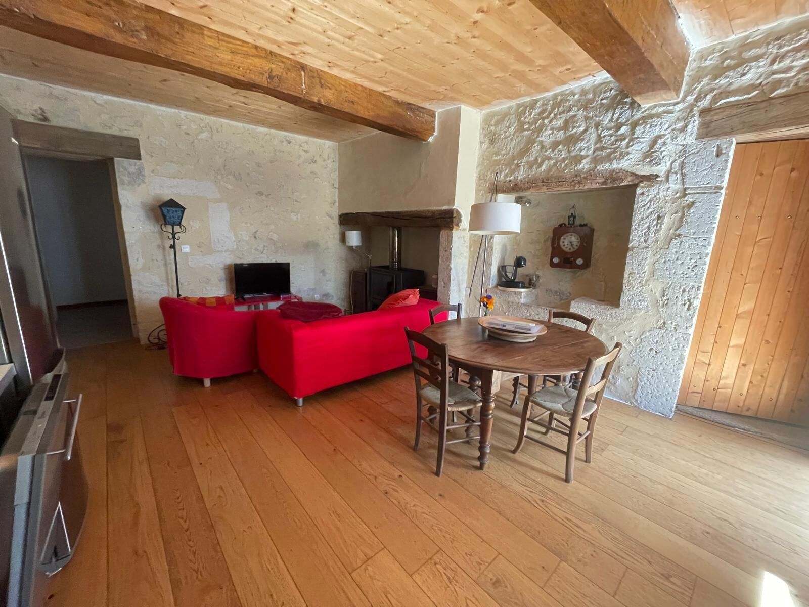 壁炉、DVD 播放器、书、立体声音响