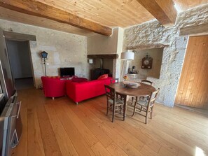 Foyer, lecteur de DVD, livres, chaĂźne audio