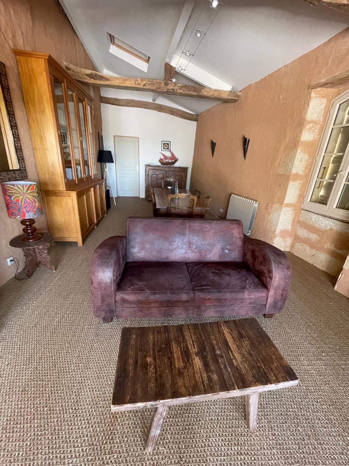 壁爐、DVD 播放機、書籍、音響