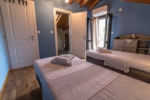 2 chambres, coffres-forts dans les chambres, fer et planche Ă repasser