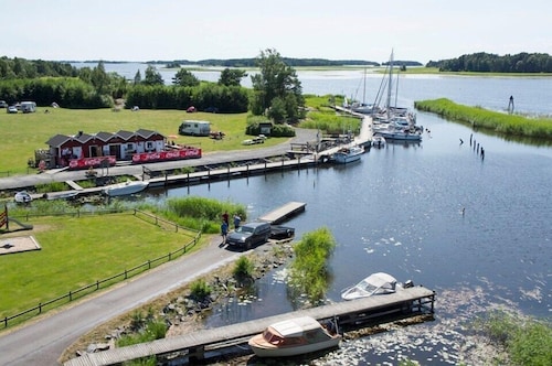 COTTAGE 100 M FROM LAKE VÄNERN***