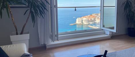 Fernseher, DVD-Player, Musikbibliothek, Stereoanlage